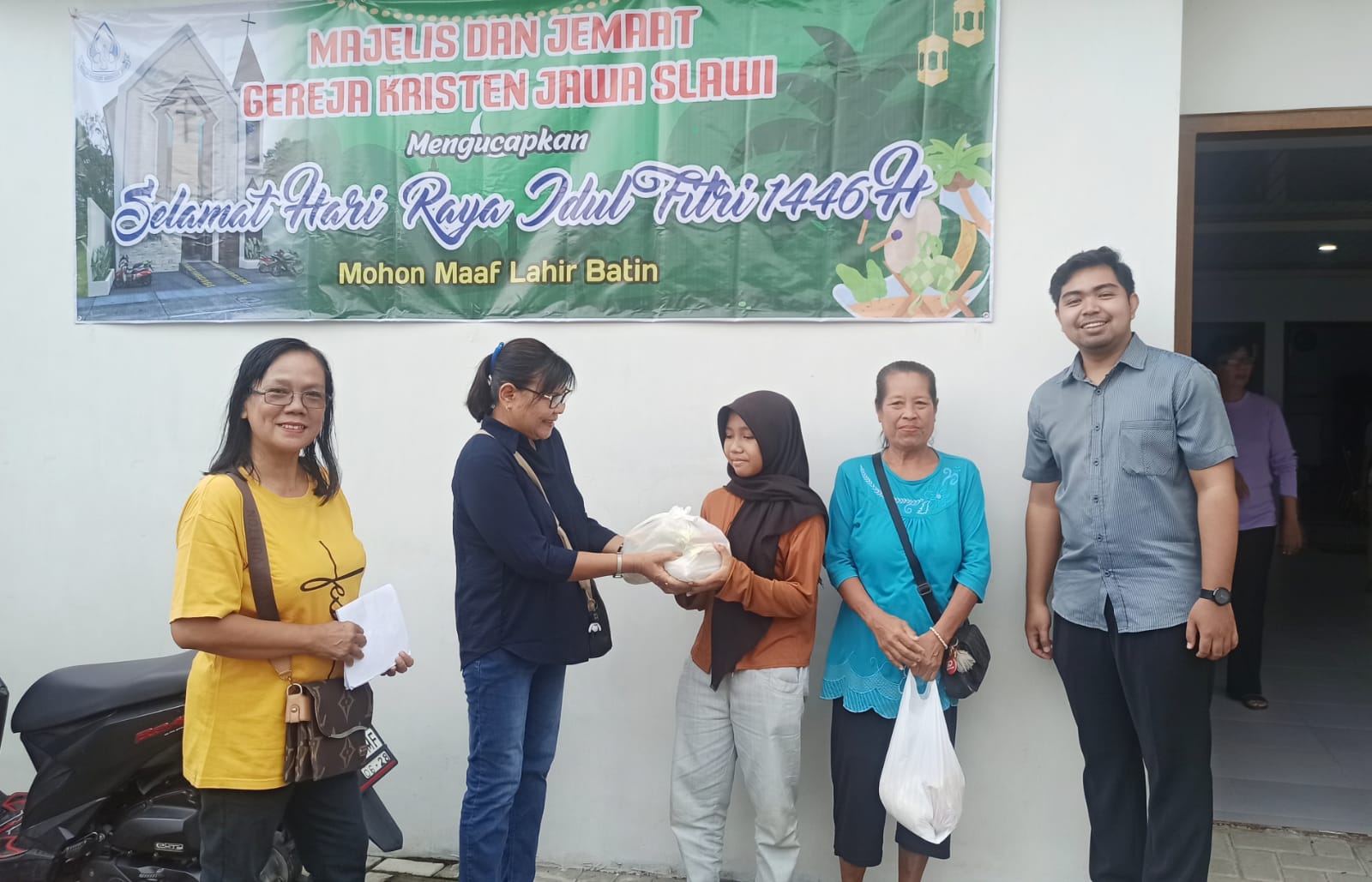 GKJ Slawi Tebar Kasih di Bulan Ramadan, Bagikan Ratusan Paket Lebaran untuk Masyarakat Sekitar 1 WhatsApp Image 2025-03-27 at 09.27.36