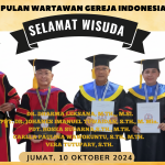 Hitam dan Emas Modern Selamat Wisuda Banner (2)